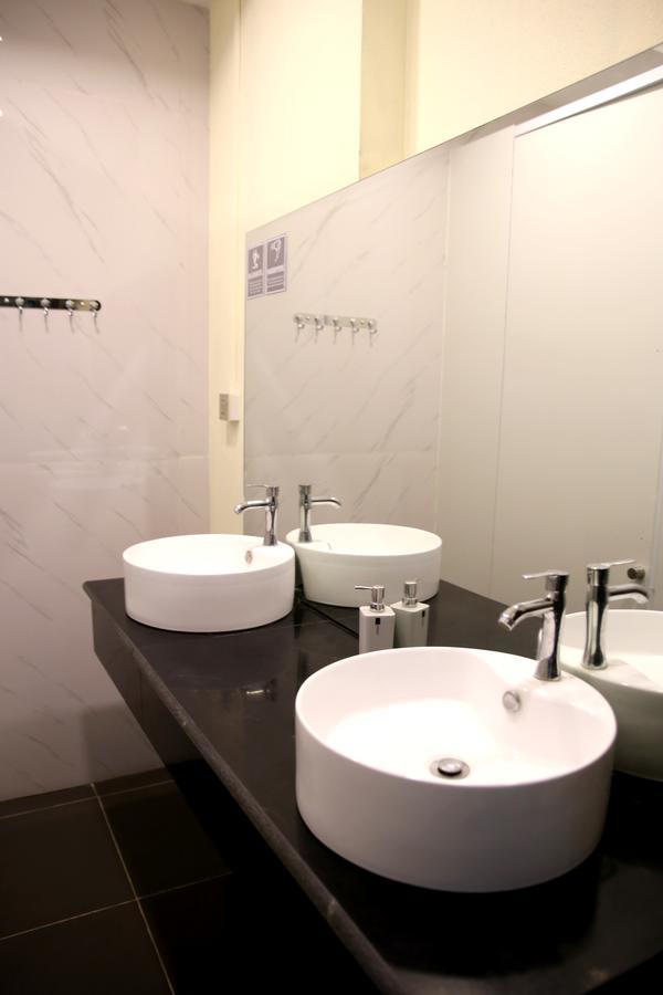 Mansion Hostel Мандалай Экстерьер фото